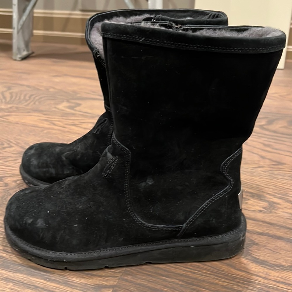 UGG classic with size zipper